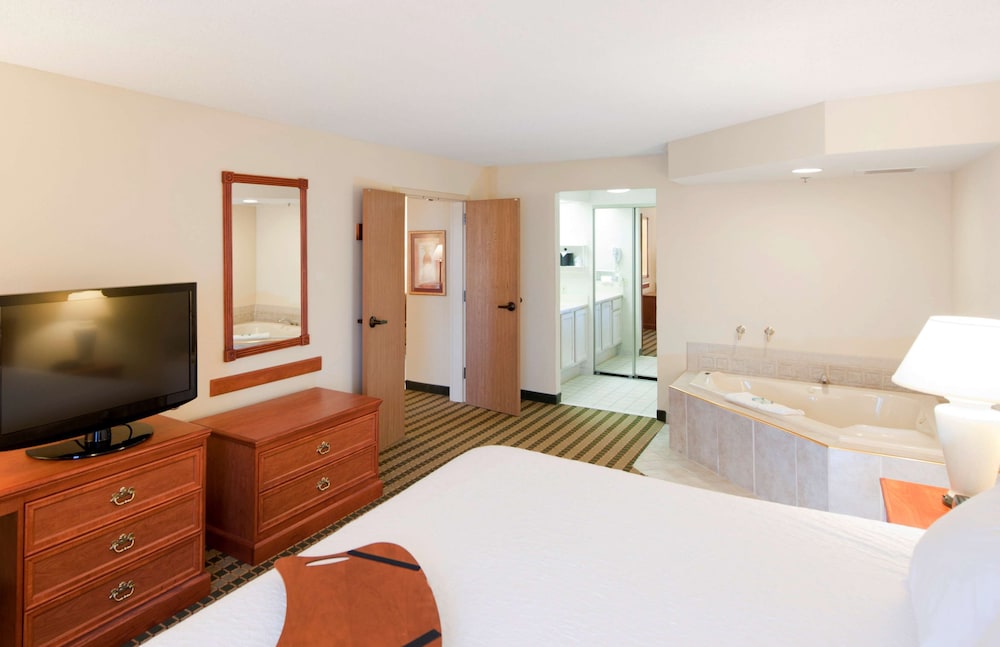 Hampton Inn & Suites St. Louis/Chesterfield 27/81