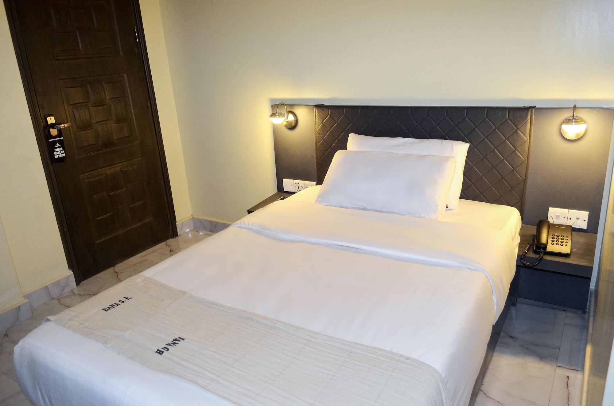 ROOM, SINGLE