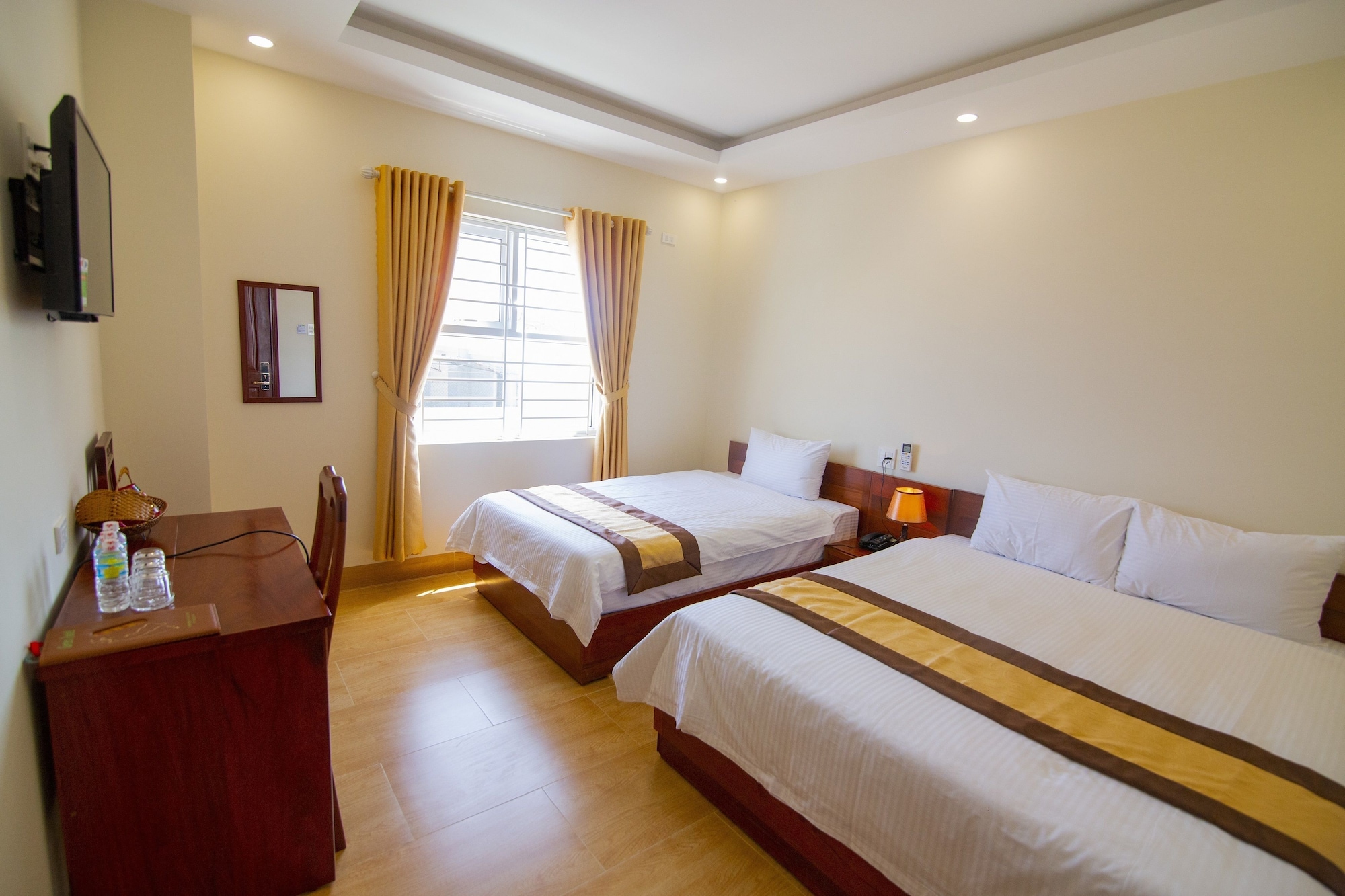 ROOM, TRIPLE, PRIVATE BATHROOM