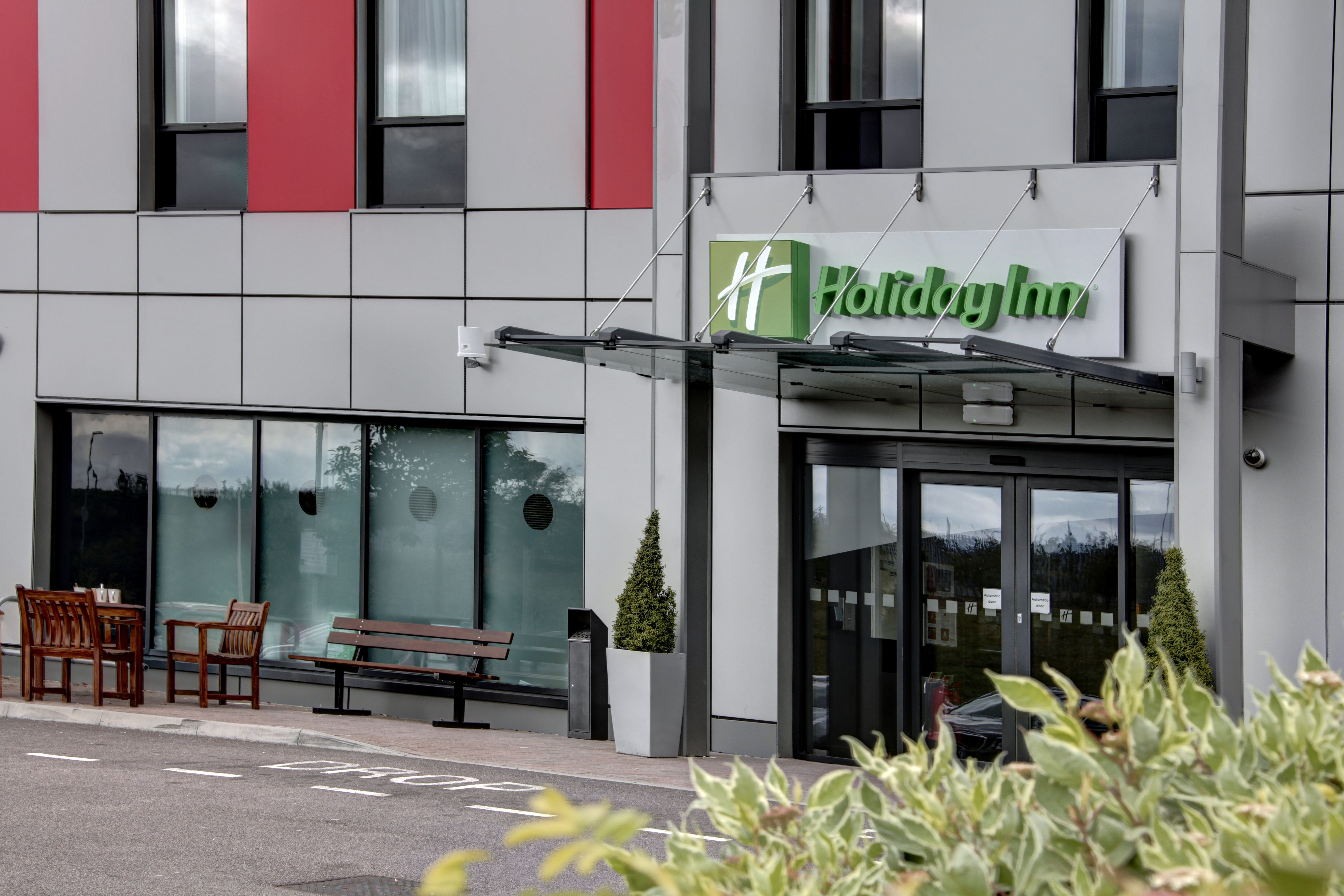 HOLIDAY INN LONDON LUTON AIRPORT photo1