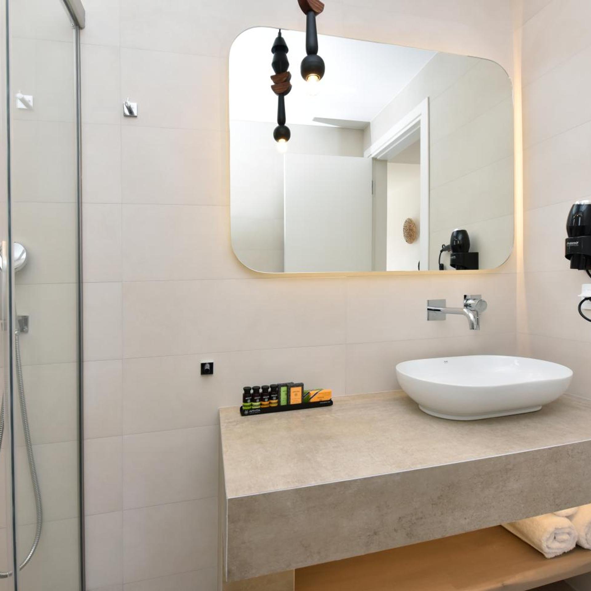 Anais Milos Suites 58/60