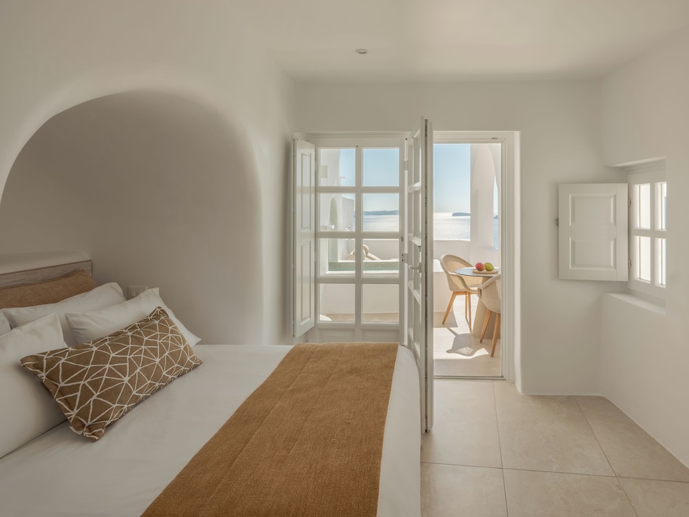 Cave, Queen Bed, Pool and Sea View