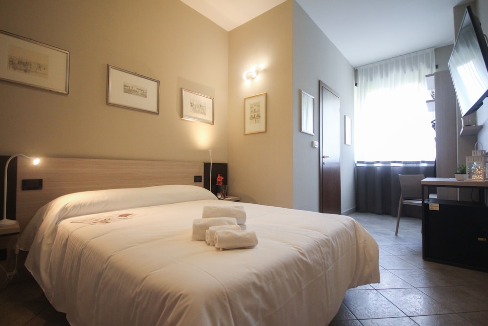 ROOM, DOUBLE BED
