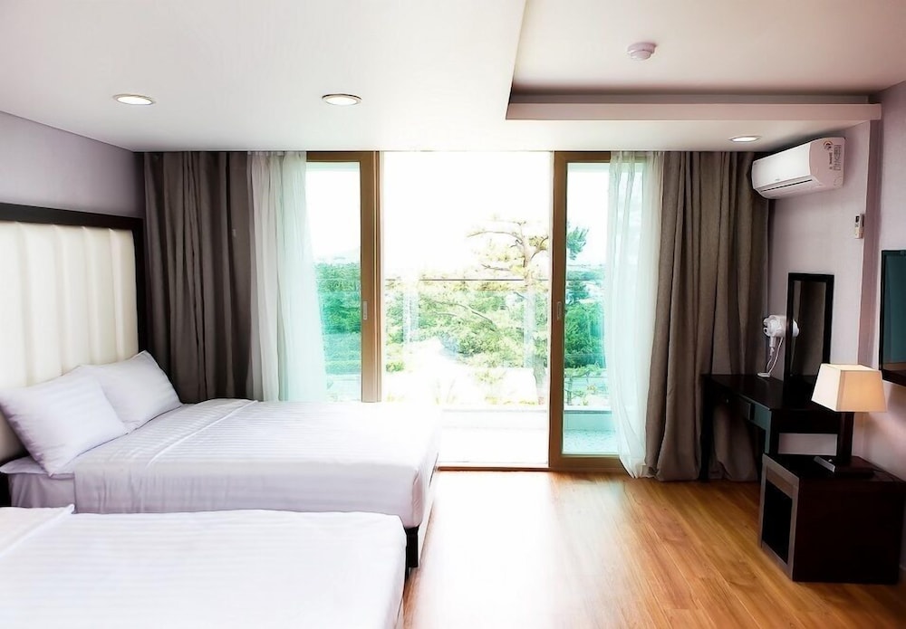 SUNRISE, FAMILY, TWIN BEDS