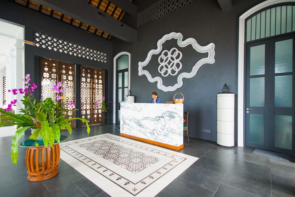 LITTLE NYONYA HOTEL 6/50