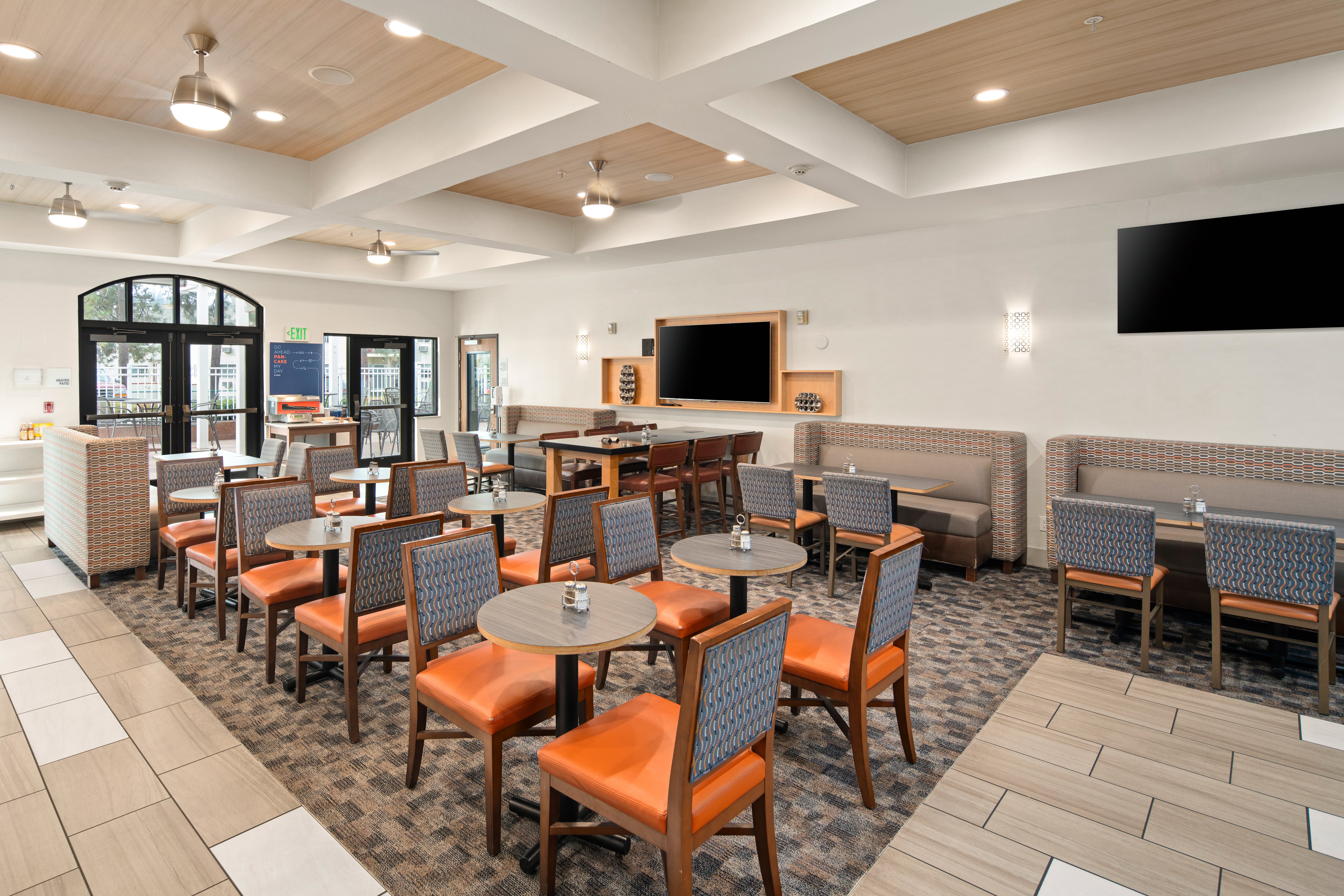 Holiday Inn Express and Suites Interstate 90 13/19