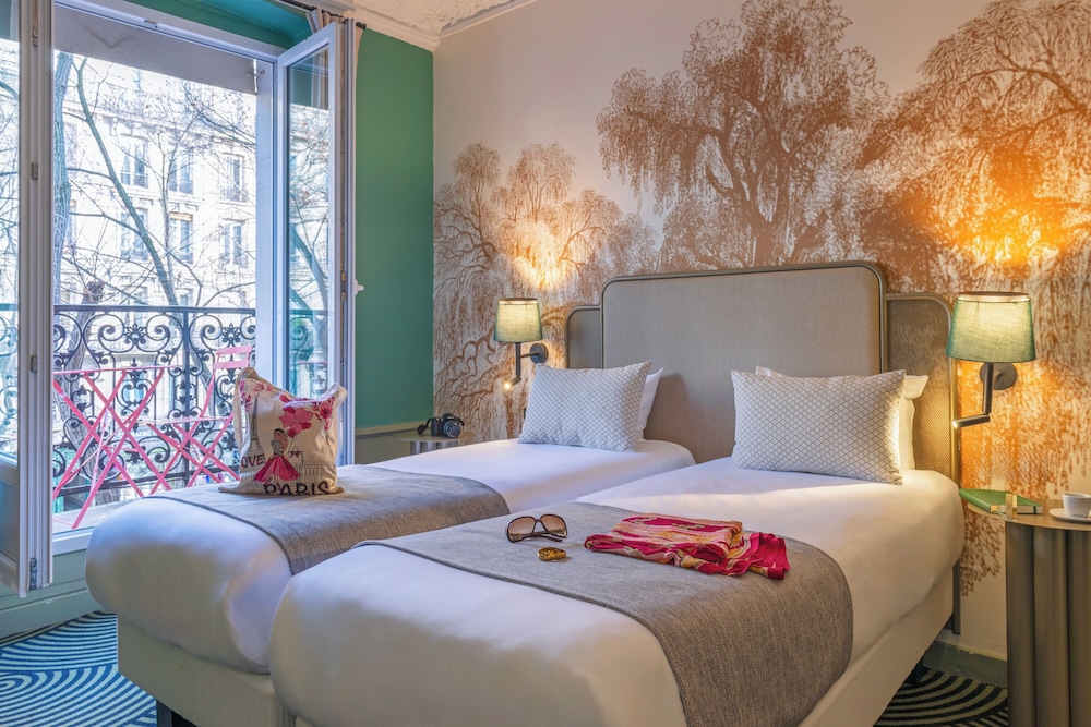 SUPERIOR, TWIN BEDS, BALCONY