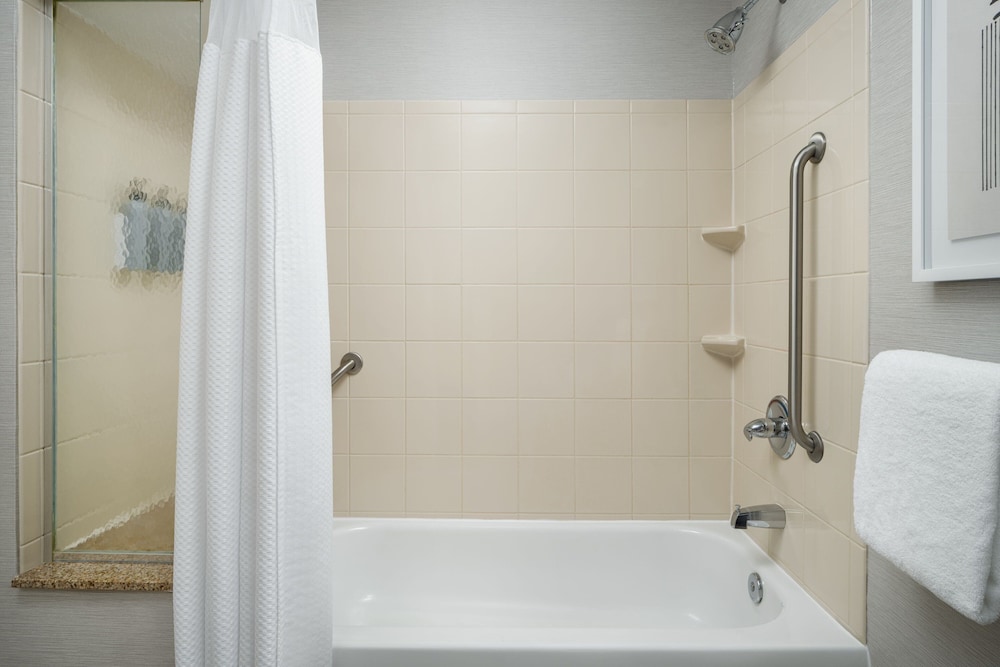 Courtyard by Marriott Kingston 47/50