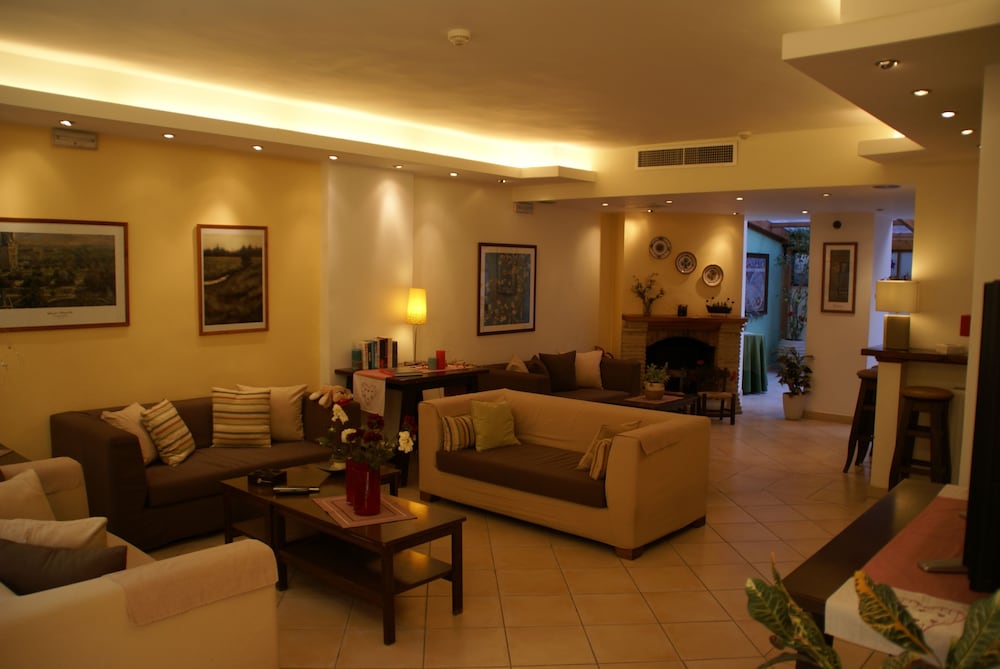 Yria Hotel 56/78