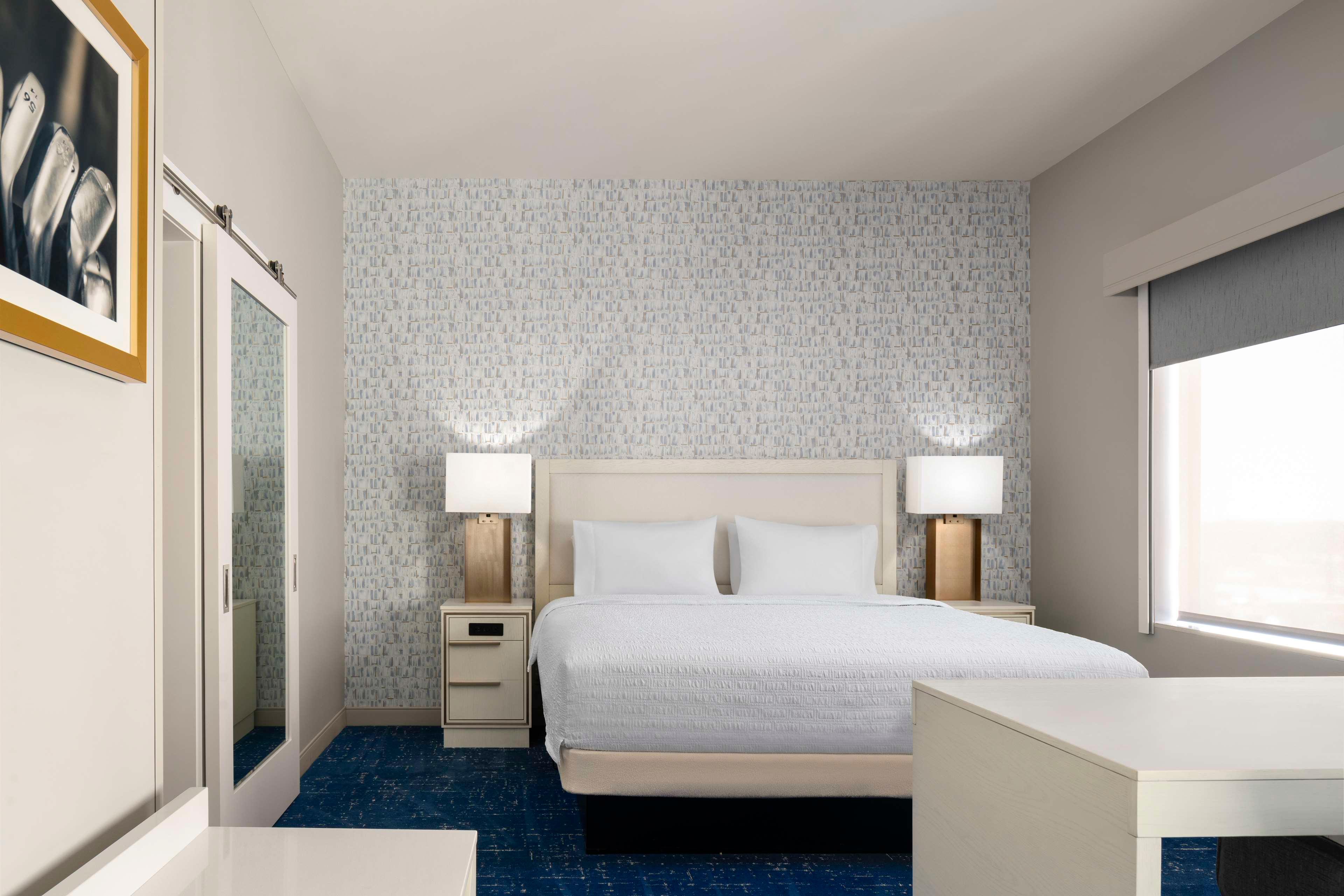 STUDIO, SUITE, KING BED