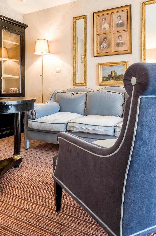 Hotel Chateaubriand 34/48