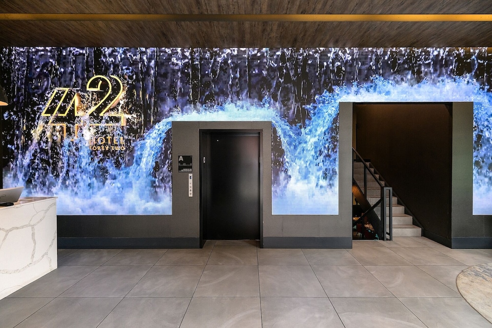Hotel 42 31/48