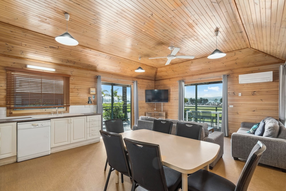 Coachhouse Marina Resort 33/50