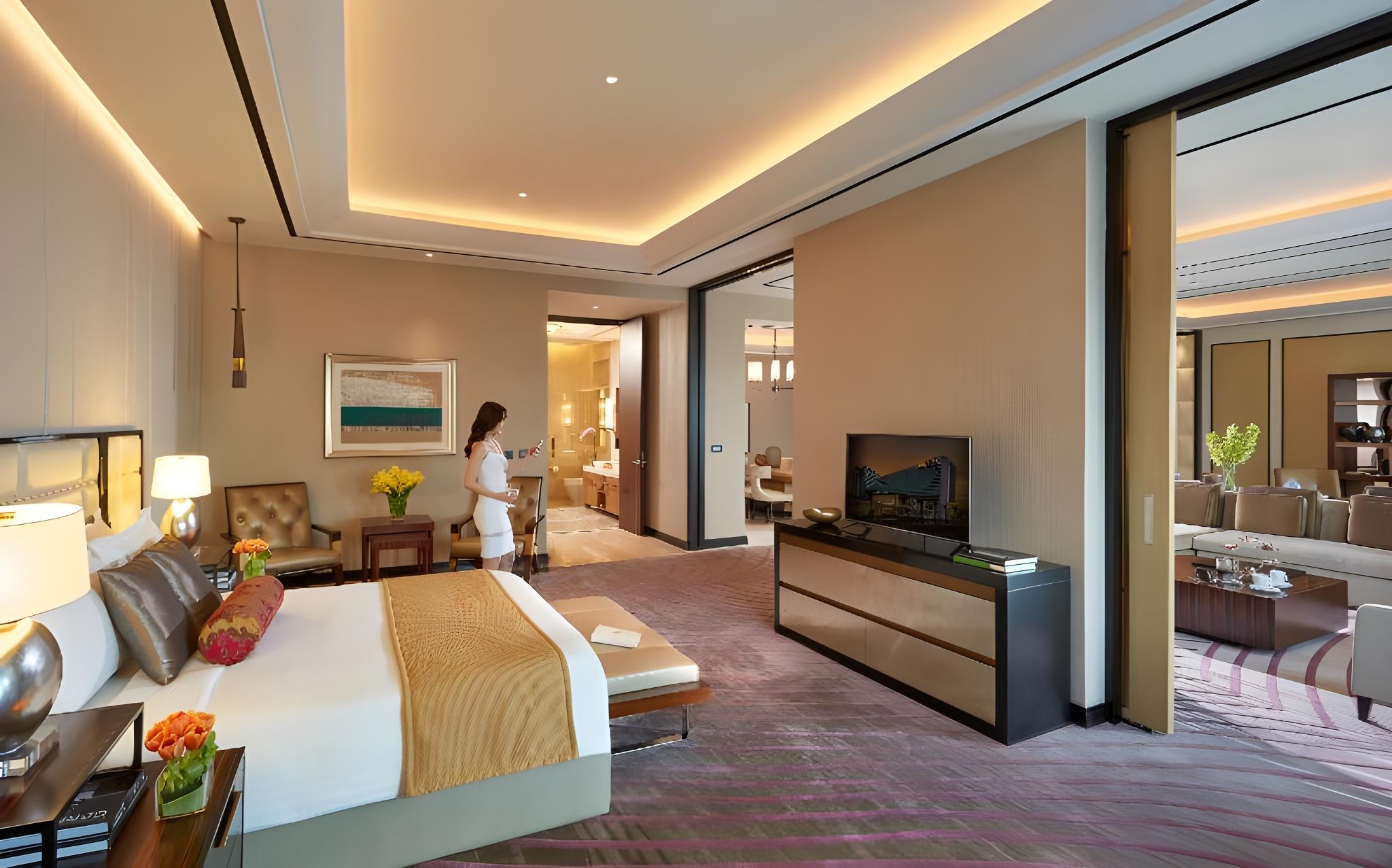 Grand, Bay, Suite, King Bed, Corner