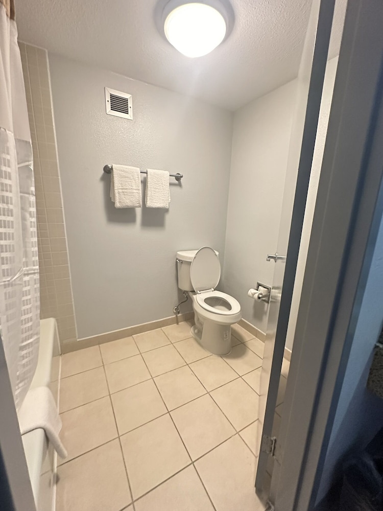 غرفة بسريرين مزدوجين لذوي الإعاقة، Super 8 by Wyndham Dallas Love Field Airport 8/9