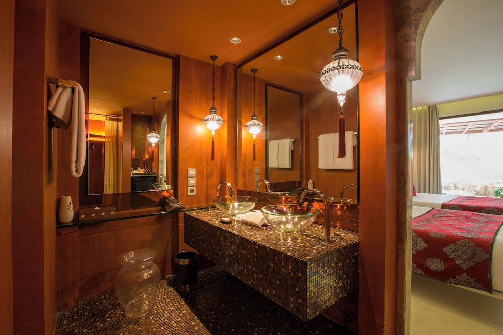 Fountain Pool, Family Suite, King Bed، Marrakesh Hua Hin Resort And Spa 3/5