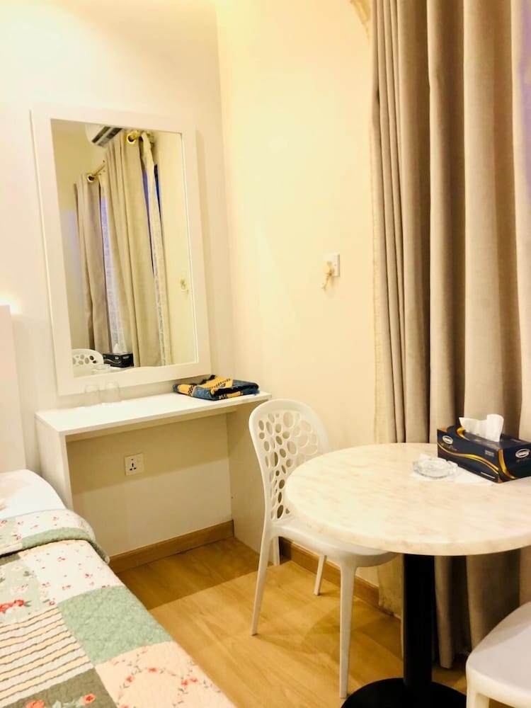 Al Ahrar Hotel 33/34