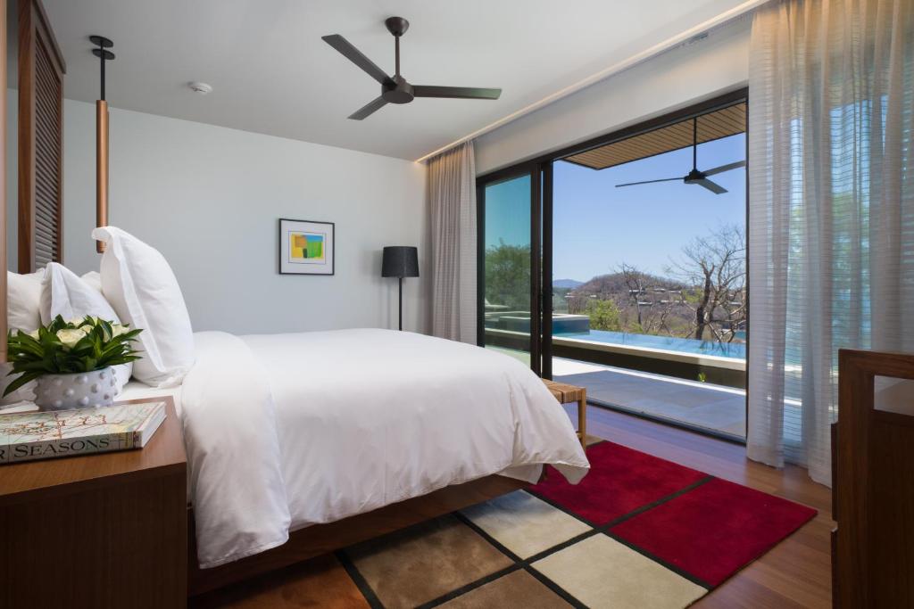 4 Bedrooms, Private Bay