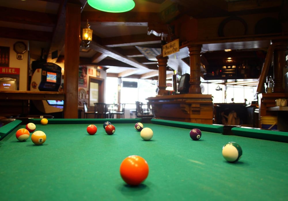 WHISTLERS INN 35/38