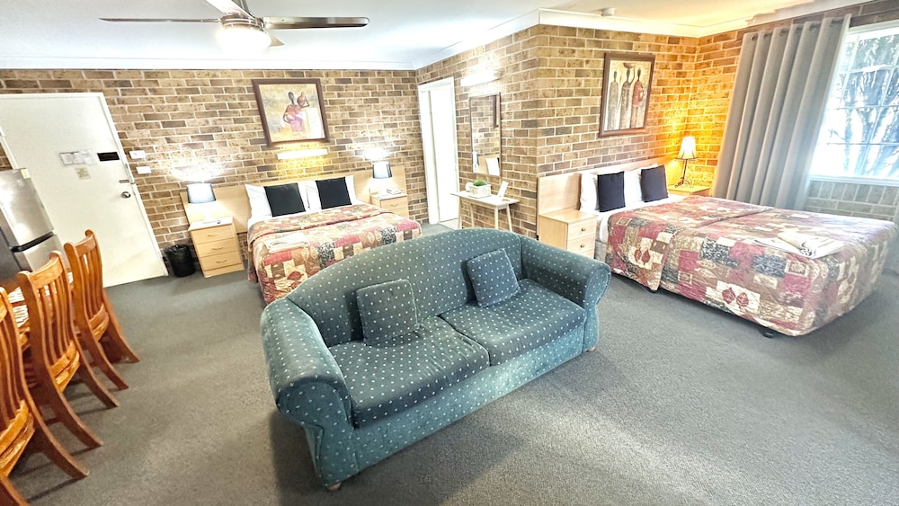 Golden Grain Motor Inn 42/62