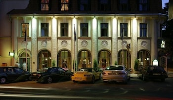 Victoria Hotel 5/49