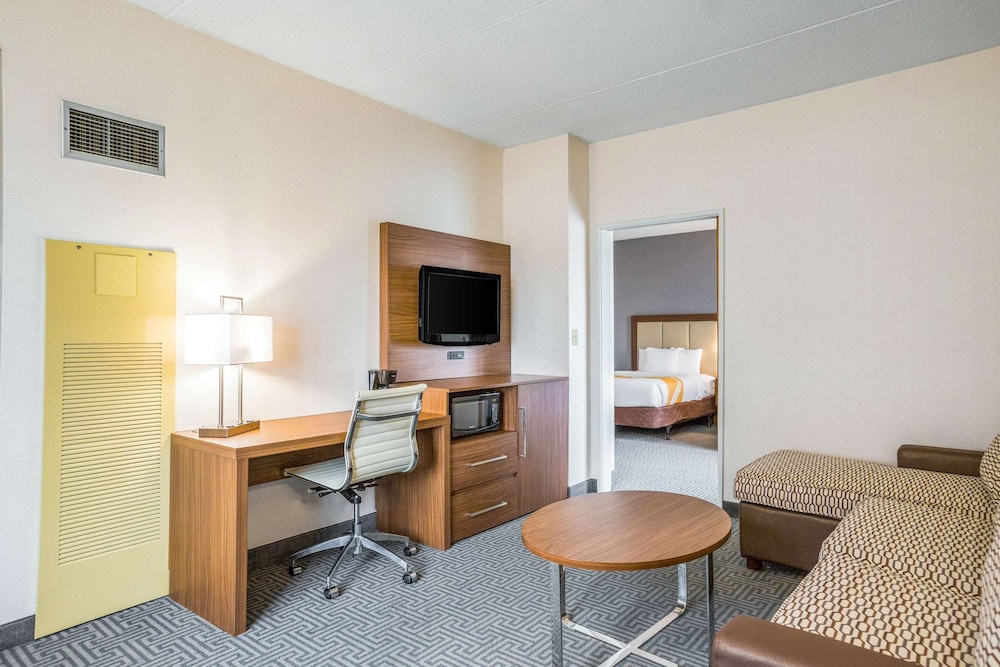Quality Suites Lansing West 31/45