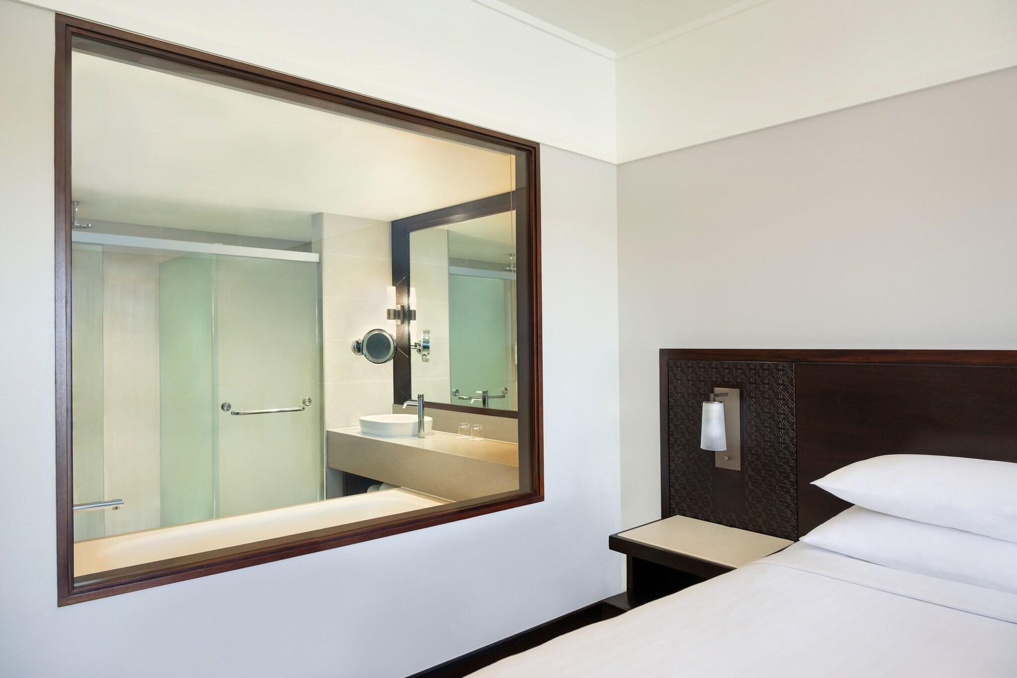 Room, King Bed, Lagoon View, Fiji Marriott Resort Momi Bay 8/8
