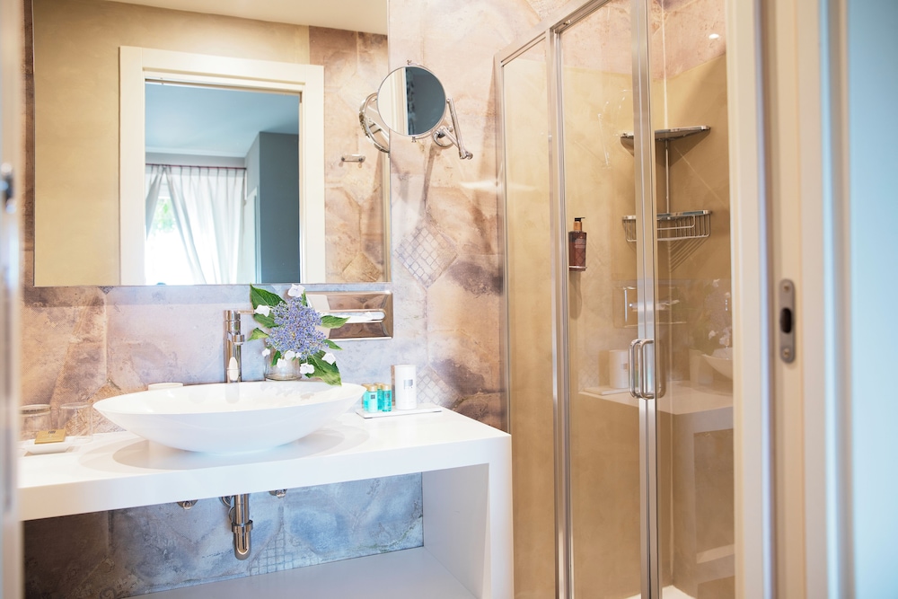 غرفة كلاسيكية بسرير مزدوج بإطلالة على البحيرة، Relais Villa Porta 9/10