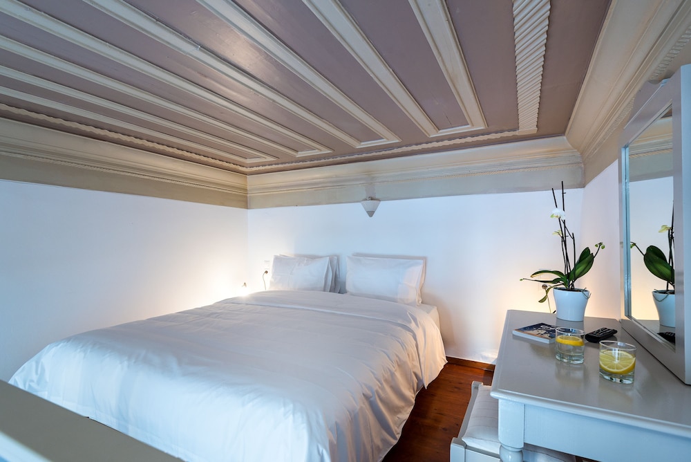 Amphora Hotel 8/50