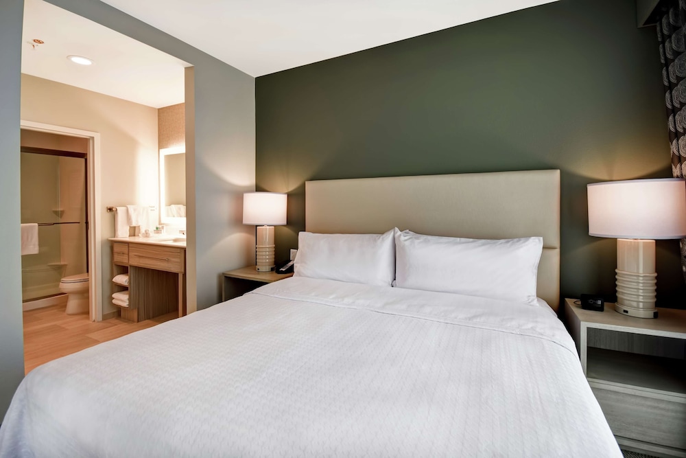 STUDIO, SUITE, KING BED, BALLPARK VIEW