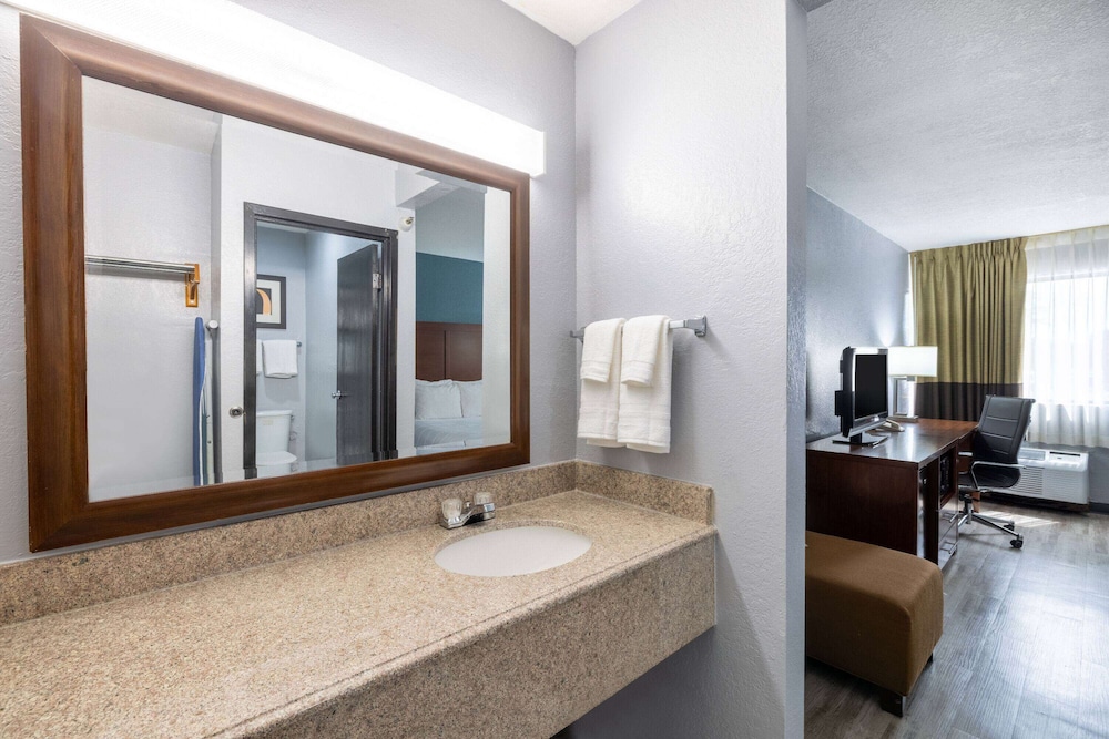 Travelodge by Wyndham Brooklyn Center 46/48