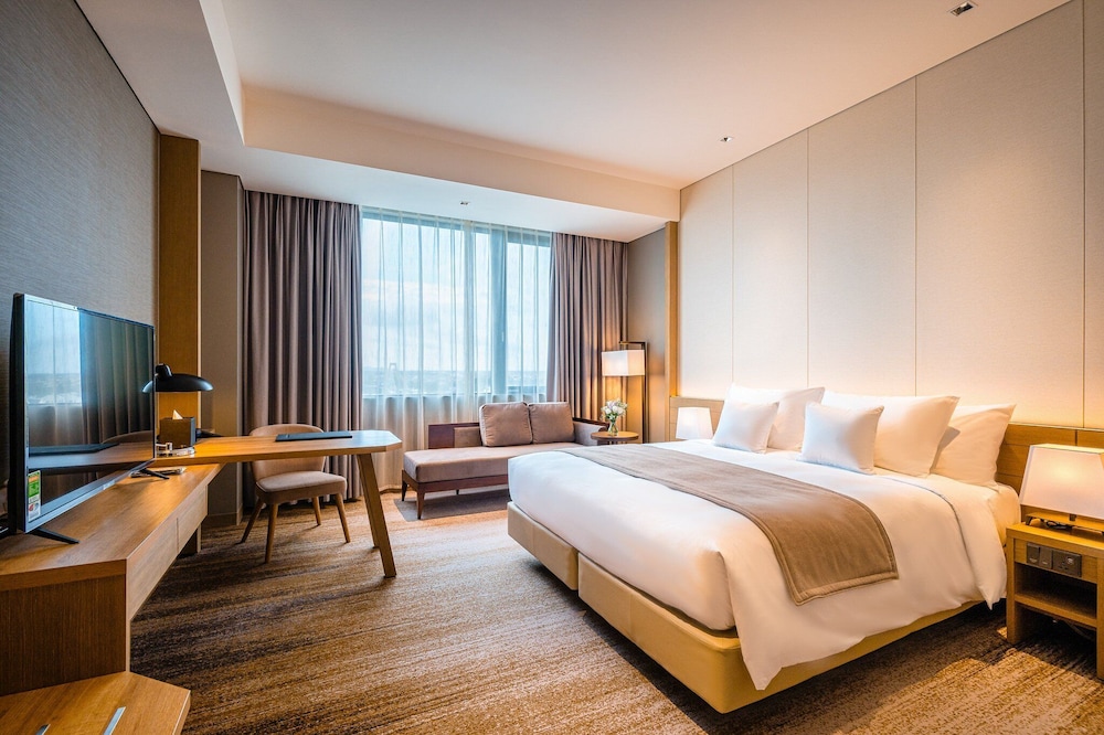 DELUXE, KING BED