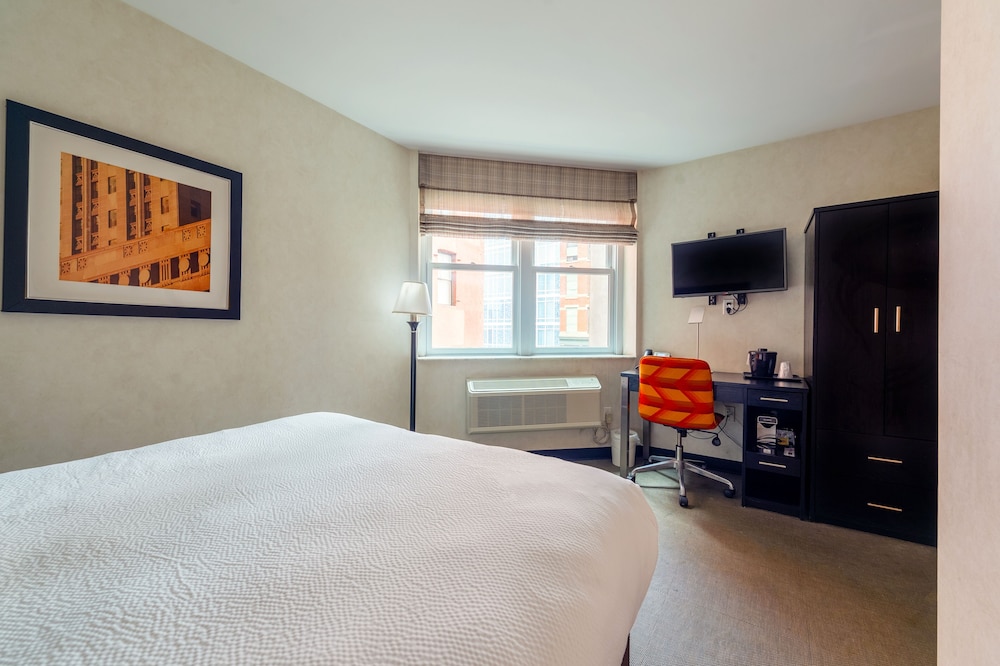 ROOM, QUEEN BED, CORNER