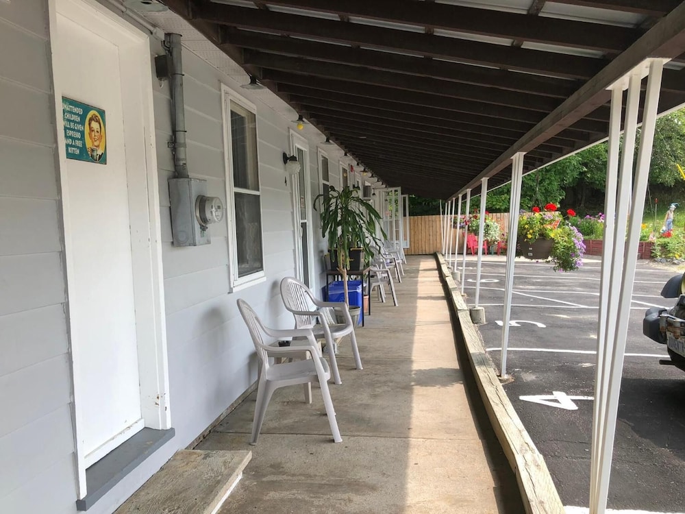 Oakwood Motel 38/56