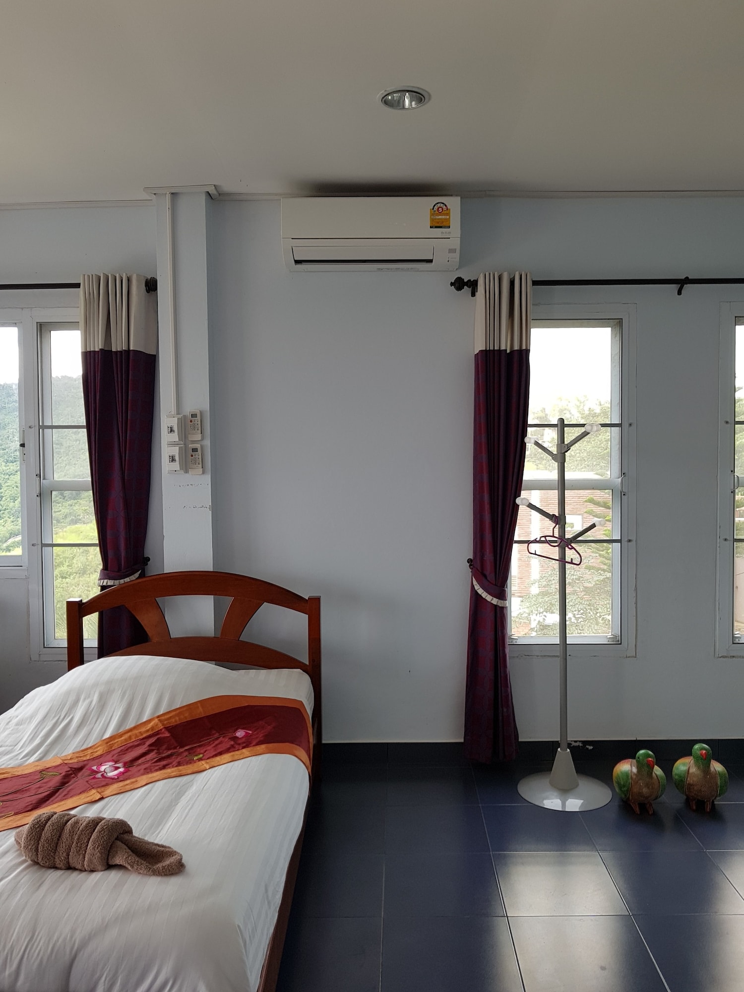 Mixed Dorm, King Bed, Hill View
