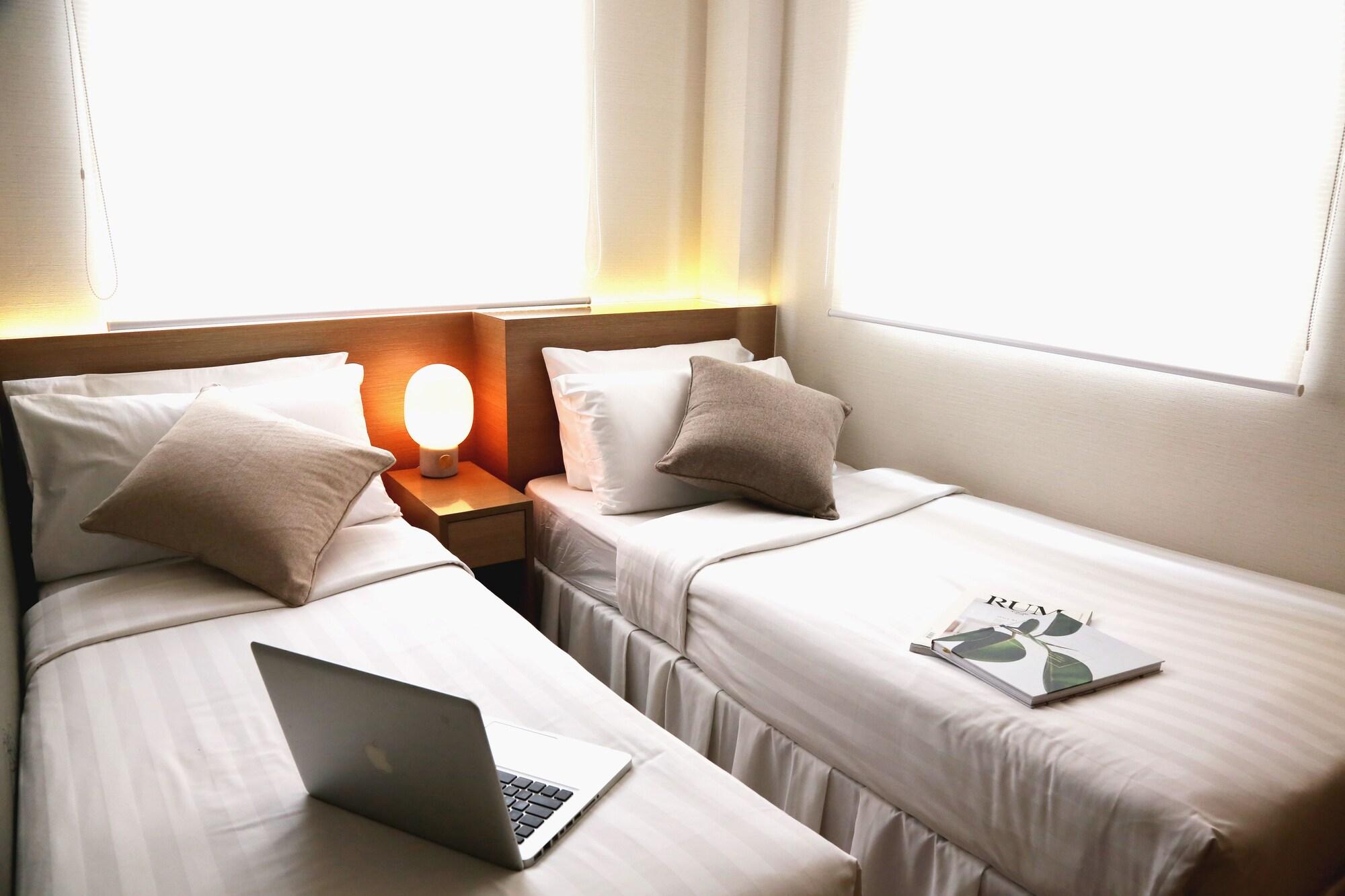 Adjoining, Twin Beds، Bridal Tea House Hotel Yau Ma Tei 2/4