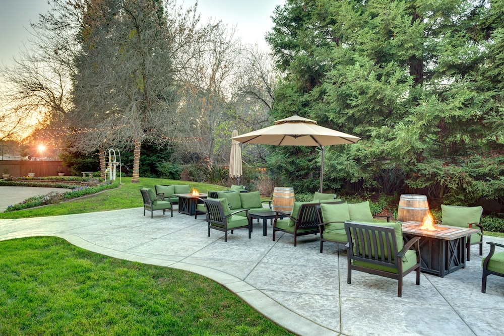Lake Natoma Inn 4/46