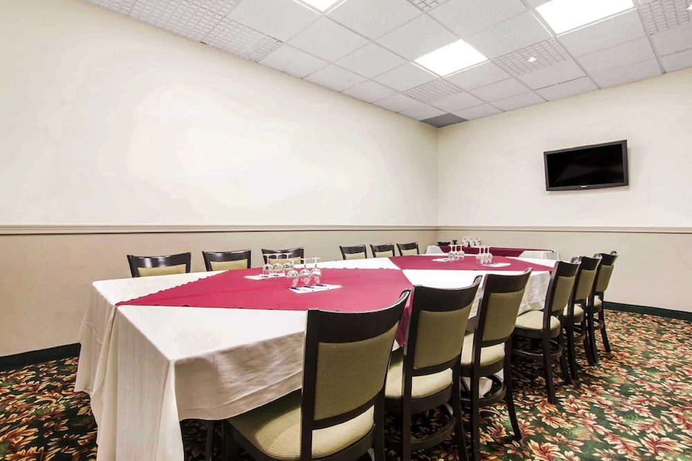 Travelodge by Wyndham Trois-Rivieres 36/44
