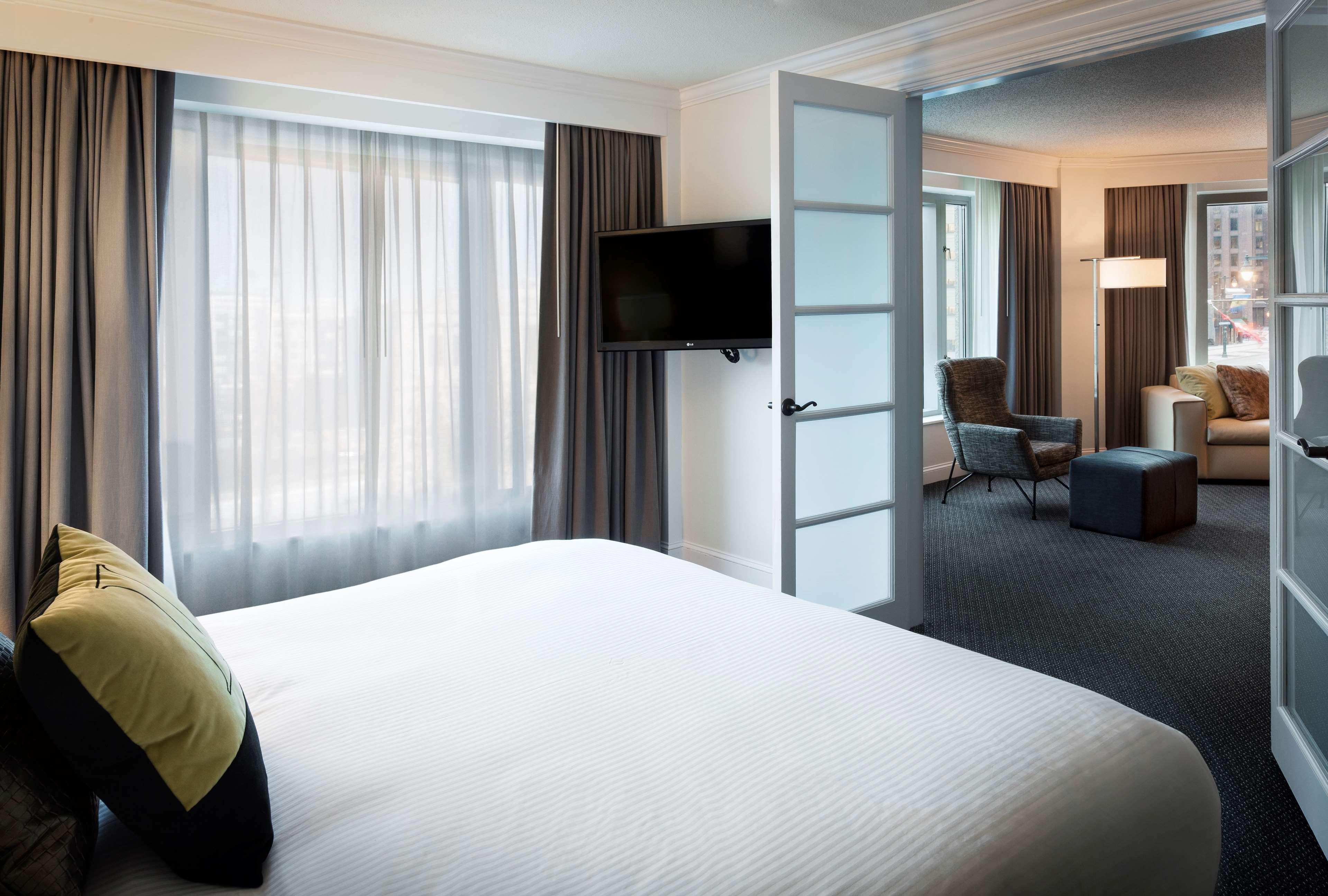 PENNSBURY, SUITE, KING BED, CORNER