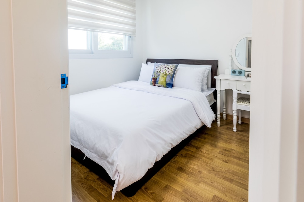 ROOM, 3 BEDS