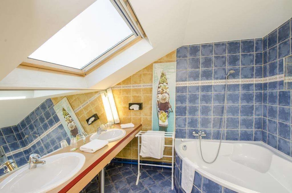 Brit Hotel Bosquet 25/27
