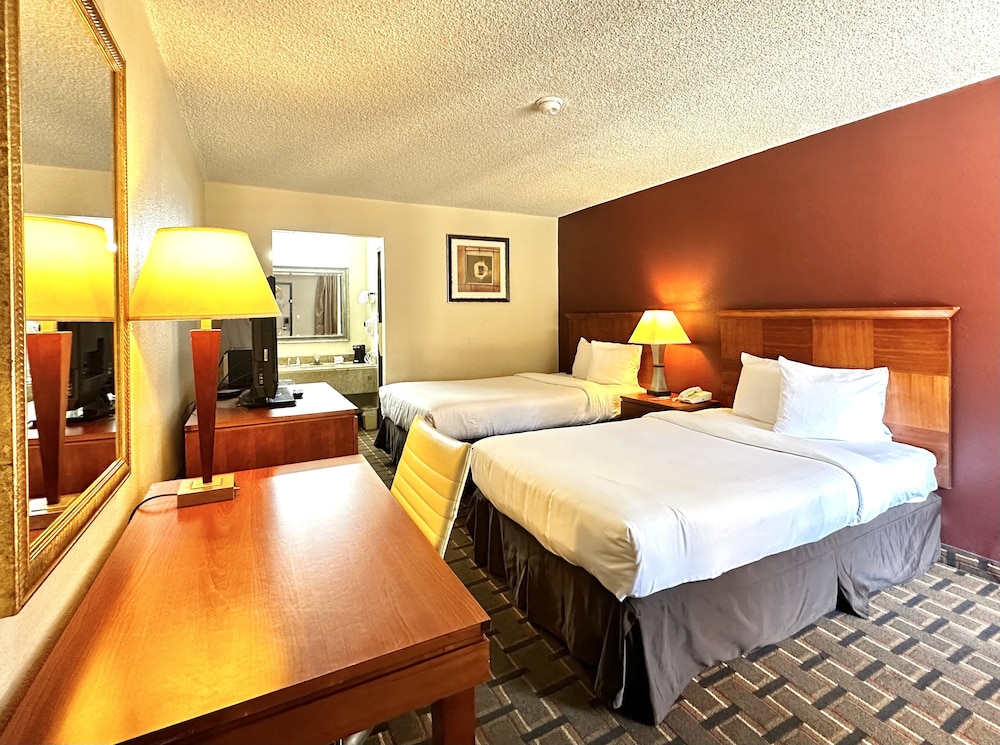 Days Inn & Suites by Wyndham Bossier City 12/50