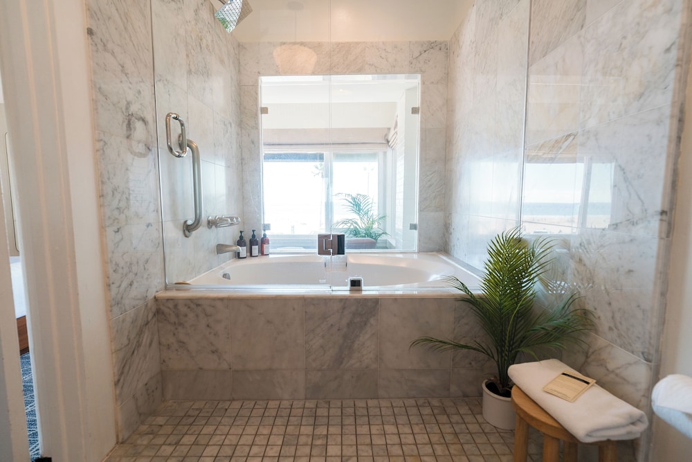 Newport Beach Hotel, A Four Sisters Inn 56/58