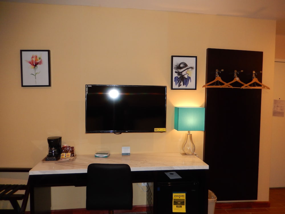 Quality Inn Near Sunset Park 35/39