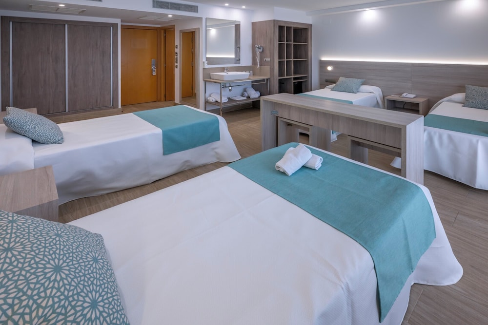 غرفة عائلية بأربعة أسرّة بشرفة، 4R Salou Park Resort II 7/10