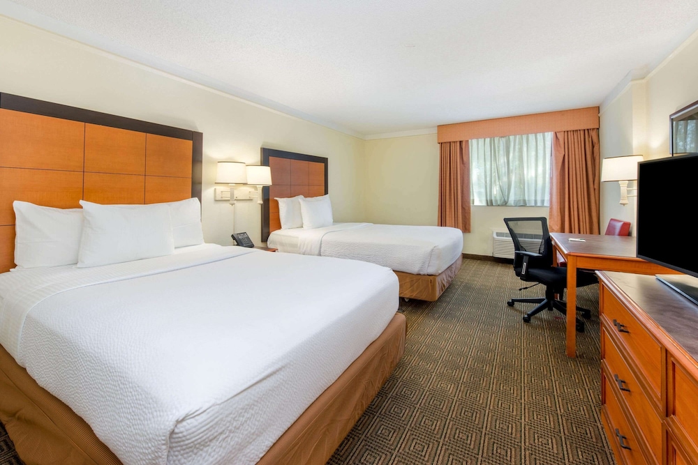 La Quinta Inn & Suites by Wyndham Ft Lauderdale Cypress Cr 21/44