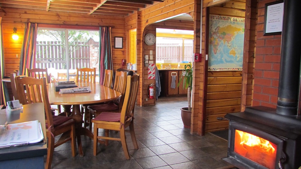 Hanmer Backpackers 20/25