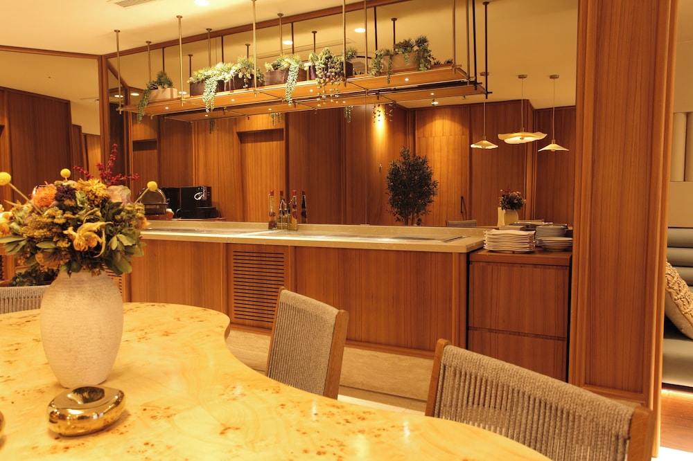 Housez Suites 53/65