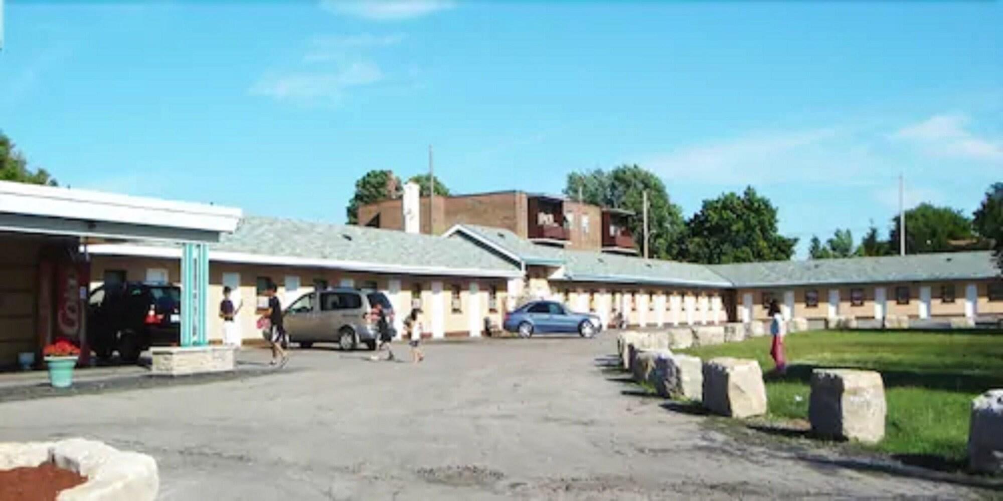 Parkway Motel 12/13