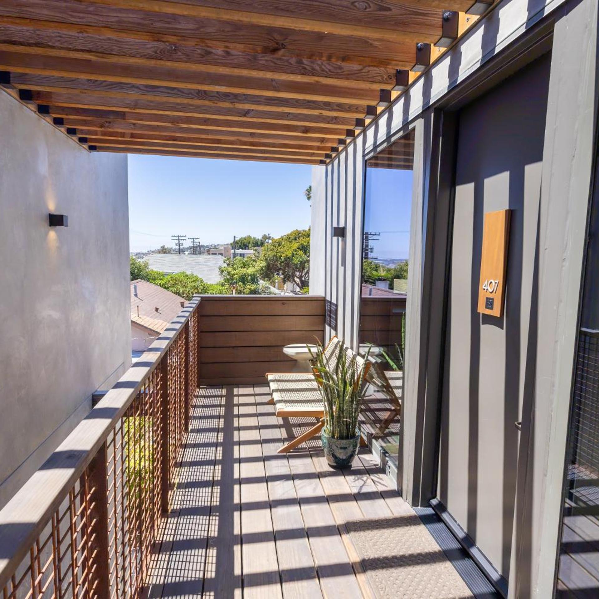 City24 Condo Hotel Little Italy Mission Hills 46/49